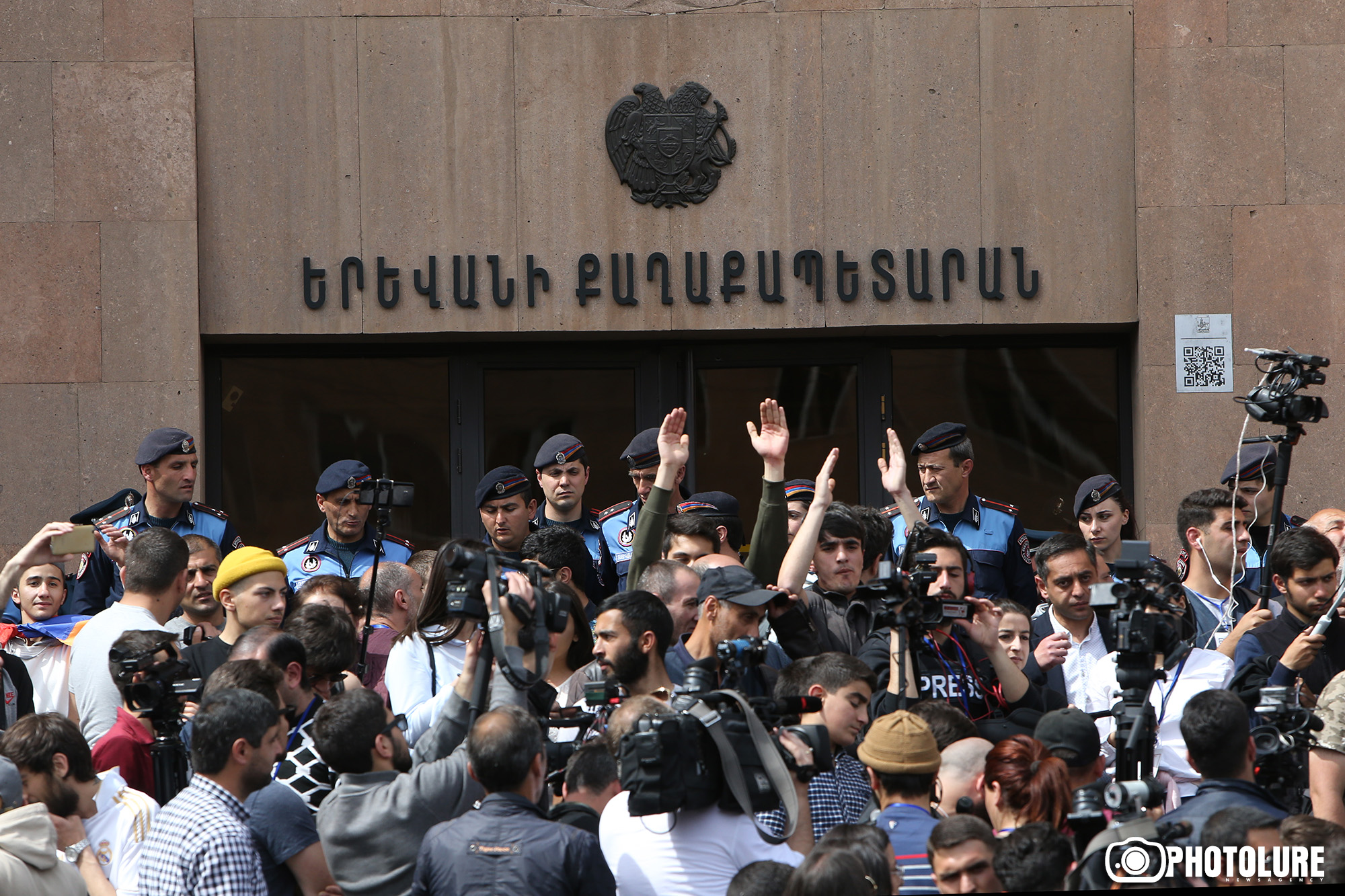 Акции протеста в Армении: На территории разных министерств продолжаются сидячие демонстрации