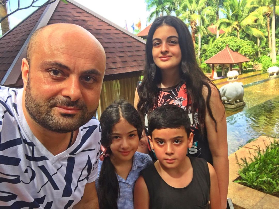 منچ با خانواده اش در ارمنستان است …  بازیگر به دلیل آمدن به ایروان ، بستن پروژه جدید “بدون عروس” – اخبار ارمنستان