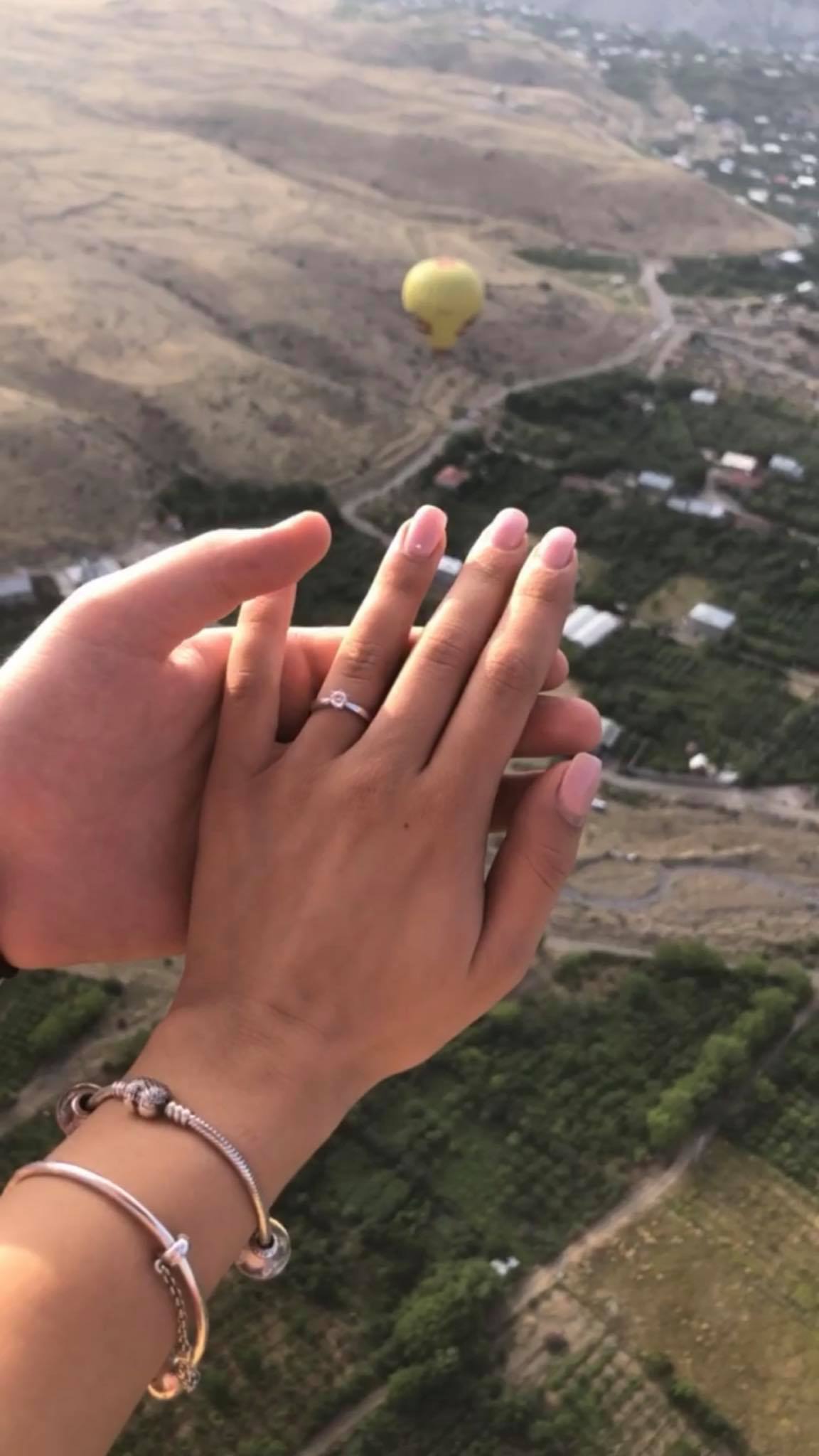 وی حلقه را از جیبش بیرون آورد و از روی بالون افتاد. »  : گروه قطب نما آرشاور پیشنهاد ازدواج غافلگیرکننده ای را در ماشا بالون ارائه می دهد – اخبار ارمنستان