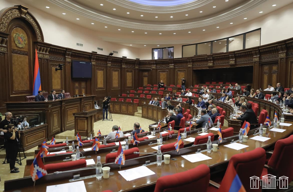 Di Majelis Nasional, anggota Pemerintah menjawab pertanyaan para deputi.  hidup – Berita dari Armenia