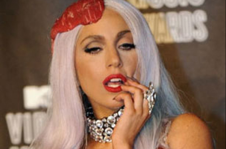 Леди гага на звонок. Леди Гага платье из мяса. Певица у которой платье из мяса. Как вызвать Гаги.