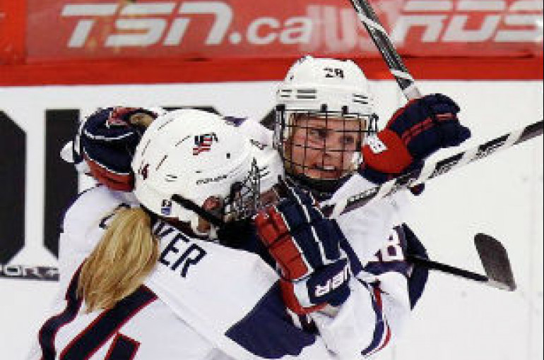 Хоккей среди девушек. Женская сборная США по хоккею. Сборная США по хоккею девушки. Первый женский хоккей в Оттаве. Вратарь женской сборной США по хоккею.