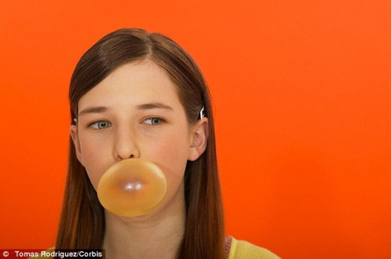 Девушка с жвачкой во рту. Жвачка ниточкой. Фото девушки с жвачкой во рту и в очках. Мировой рекорд по жеванию жвачки во рту.