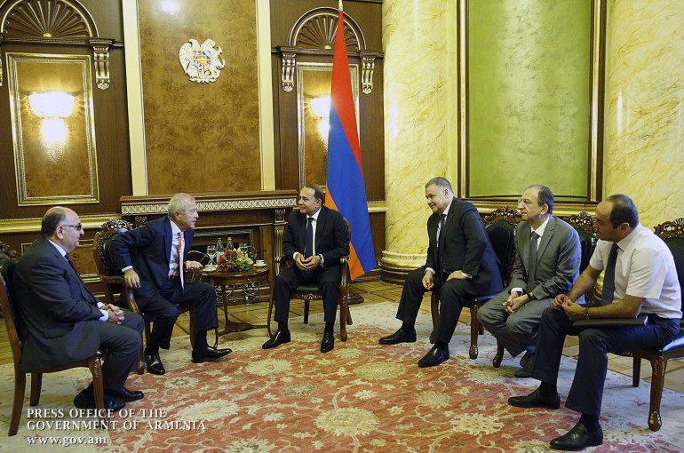 Армения принимает мир. Овик Абрамян премьер-министр. Ваче Манукян.