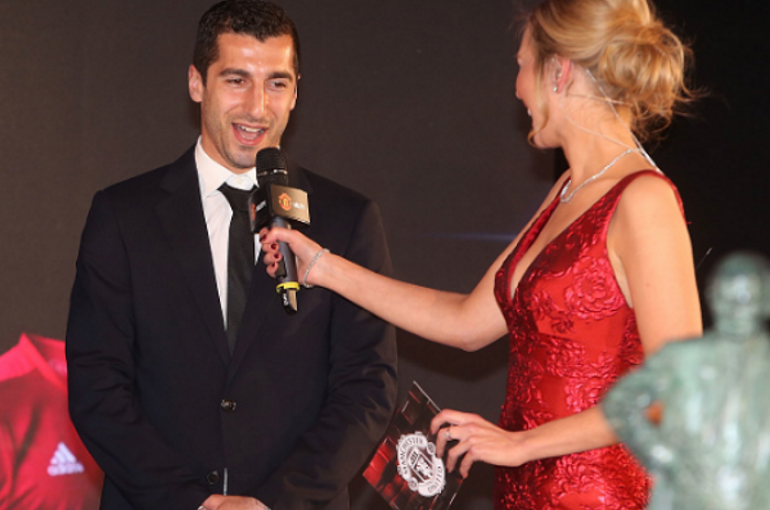Henrikh Mkhitaryan Collects His 'Player of the Year' Award –