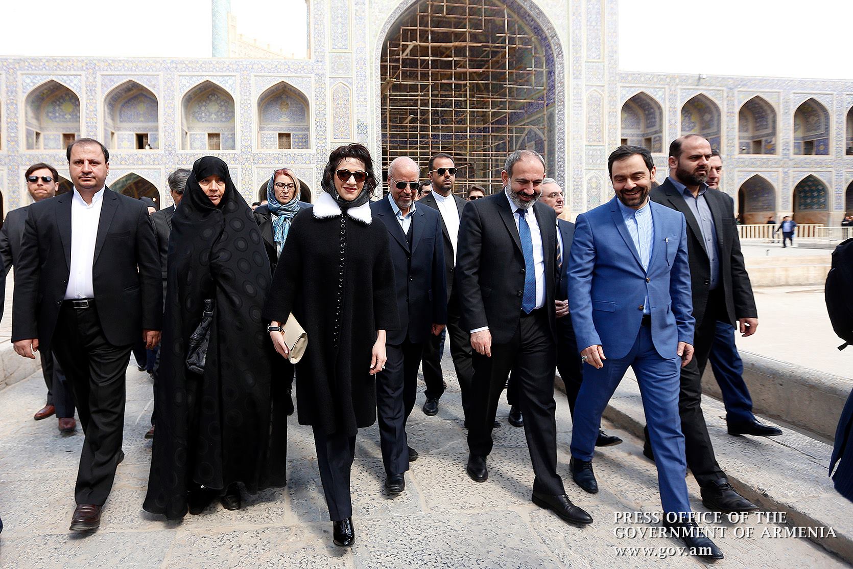Премьер министр ирана. Форуги премьер министр Ирана. Пашинян Иран. Жена Пашиняна в мечети в Тегеране. Армяне в Иране.