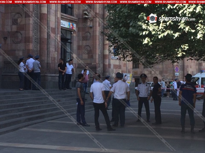 Звонок в армянскую полицию. В Ереване заложена бомба. Центральный вход в здание полиции Армении.