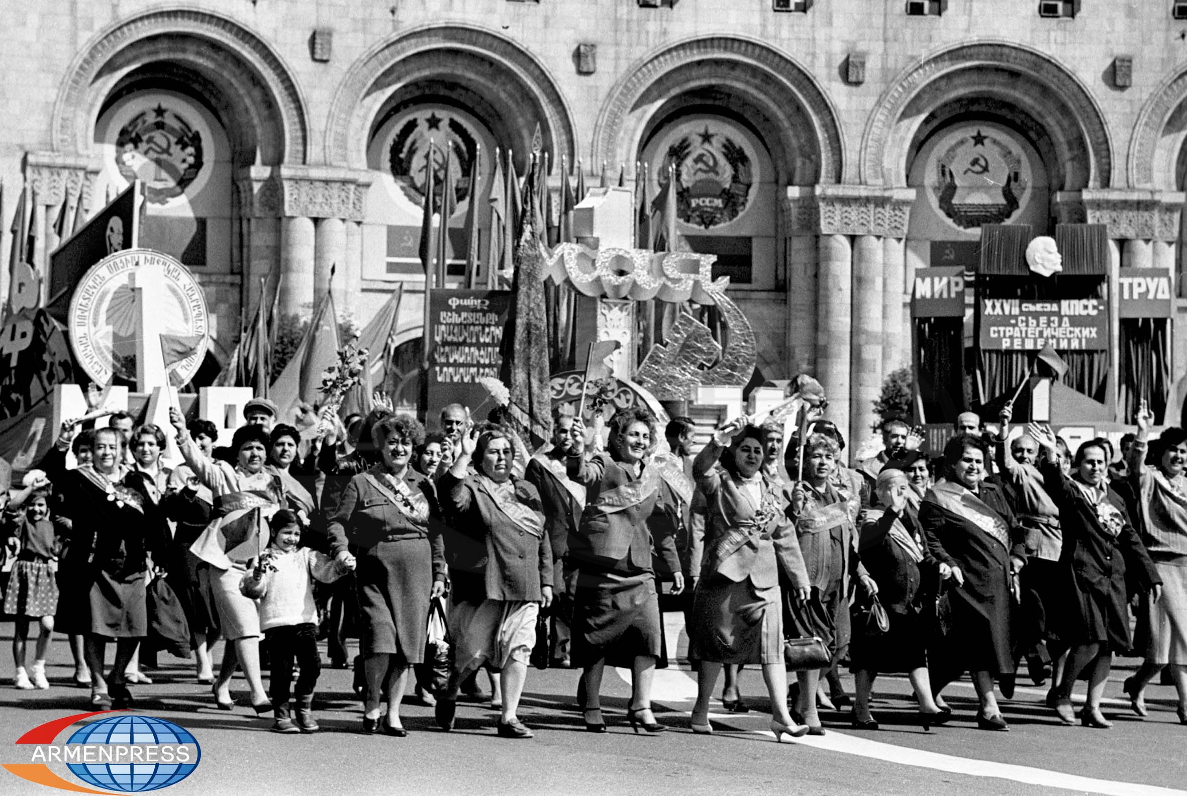 Всеобщая стачка в англии 1926. 4 мая рабочее. 1 мая рабочий и колхозница. Забастовка в сша 1 мая 1886. 1 мая забастовка в чикаго.