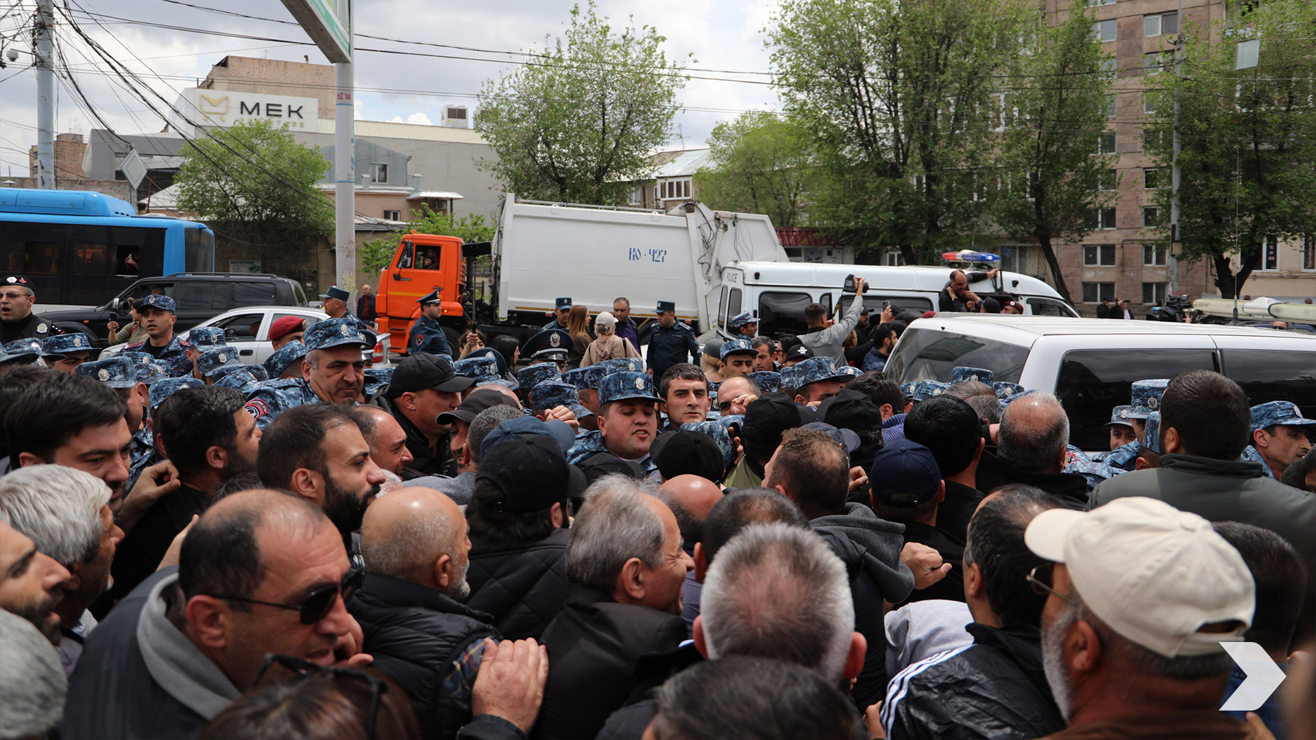Нападение в ереване. Ереван люди на улице. Протесты в Ереване. Протесты в Армении 2022. Полиция Армении.