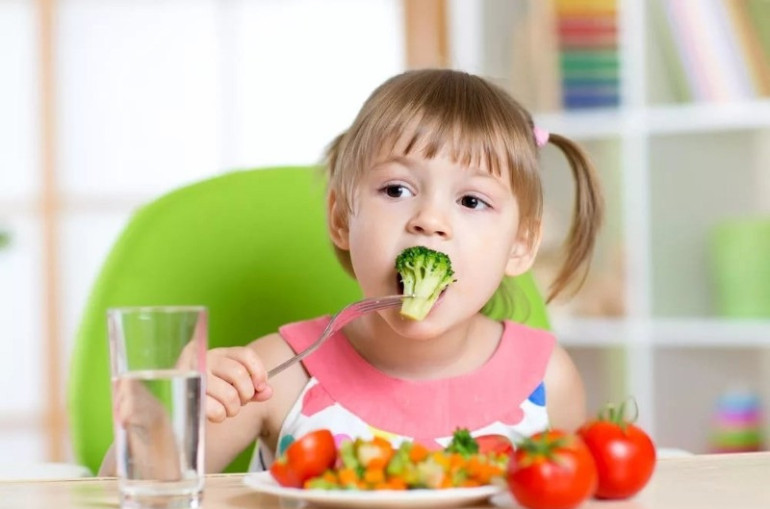 Ինչպիսին պետք է լինի երեխայի սննդակարգը փորկապության դեպքում