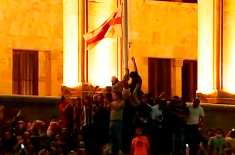 Տեսանյութ.Թեժ գիշեր է եղել Թբիլիսիում.ԼԳԲՏ–ի հակառակորդները խորհրդարանի մոտ խաչ են տեղադրել և դրոշի համար նախատեսված ձողից պոկել ԵՄ դրոշը