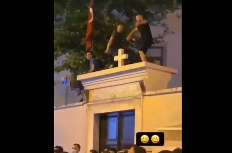 Տեսանյութ.Ինչպես են Ստամբուլում թուրք վանդալները պարում եկեղեցու պատի վրա, որտեղ տեղադրված է խաչը