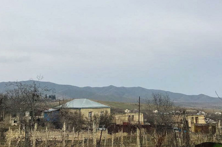 Փառուխ գյուղում մեկի դիմաց 100 ադրբեջանցի է կանգնած , մեծ քանակությամբ մարդատար մեքենաներով, զենքերով,