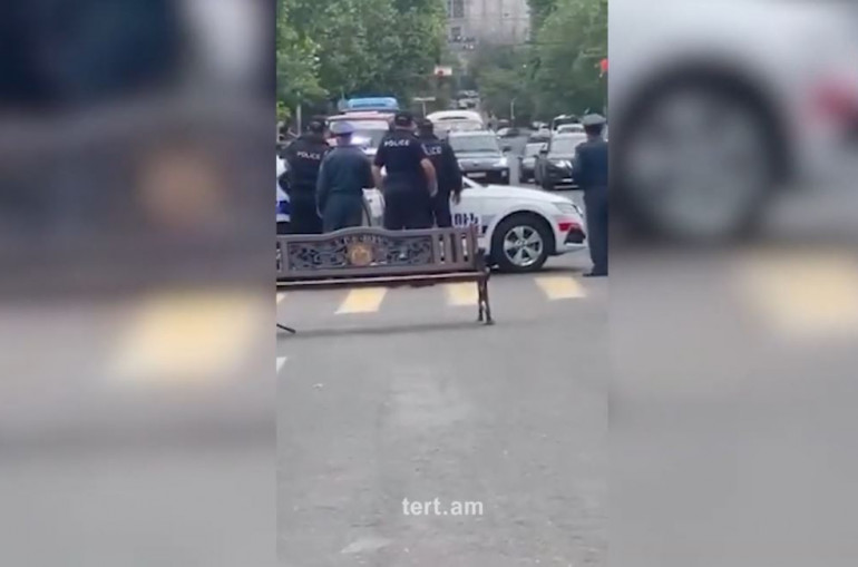 Տեսանյութ.Ոստիկանն ու պարեկային ծառայողը վիճում են և քաշքշում միմյանց
