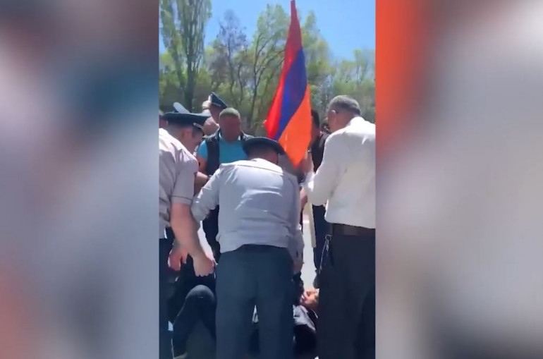 Տեսանյութ«Վատառողջ է, ջուր բերե՛ք»․ ոստիկանները ուժի գործադրմամբ հեռացնում են Երևան-Սևան մայրուղին փակած քաղաքացիներին
