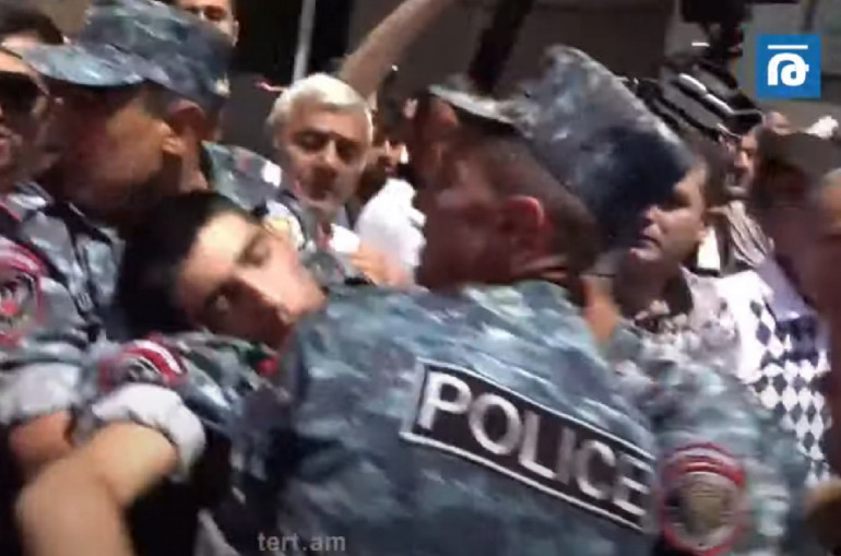 Տեսանյութ.Կառավարության 3–րդ մասնաշենքի մոտ՝ ցուցարարների հետ քաշքշոցի ընթացքում, ոստիկան է ուշագնաց եղել