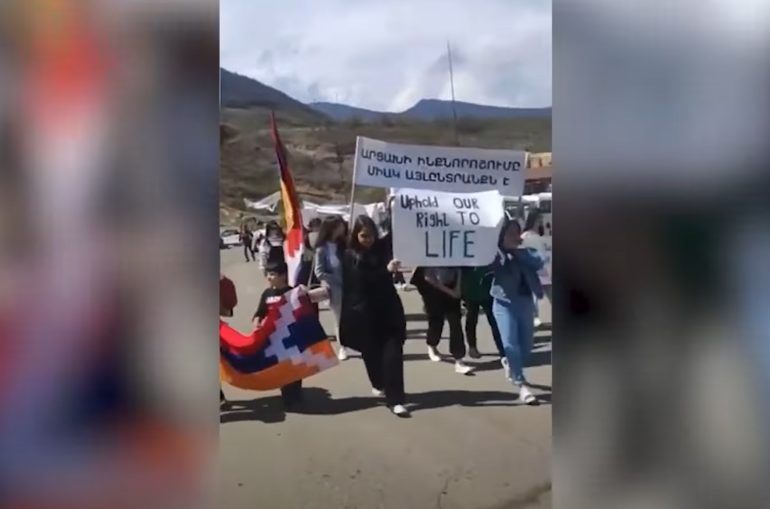 Տեսանյութ.Արցախցի կանայք երթով շարժվել են դեպի Շոշ-Շուշի ճամփաբաժան, որն արգելափակված է ադրբեջանցիների կողմից