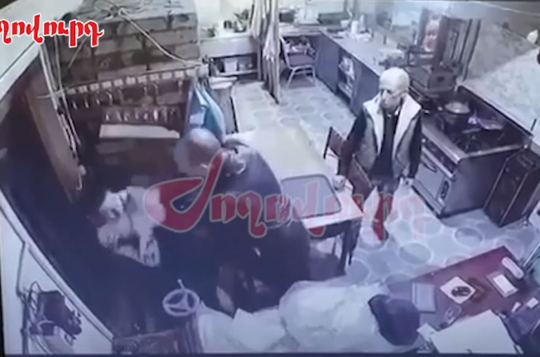 Բացառիկ տեսանյութ. Դիլիջանի քրեականի պետը ծեծի է ենթարկում 16-ամյա տղային