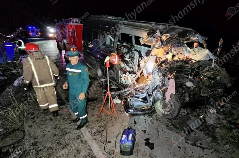 11 զոհ և 5 վիրավոր.նրանց կյանքին վտանգ է սպառնում.Երևան-Գյումրի ավտոճանապարհին․ բախվել են ուղևորափոխադրող միկրոավտոբուսն ու բեռնատարը