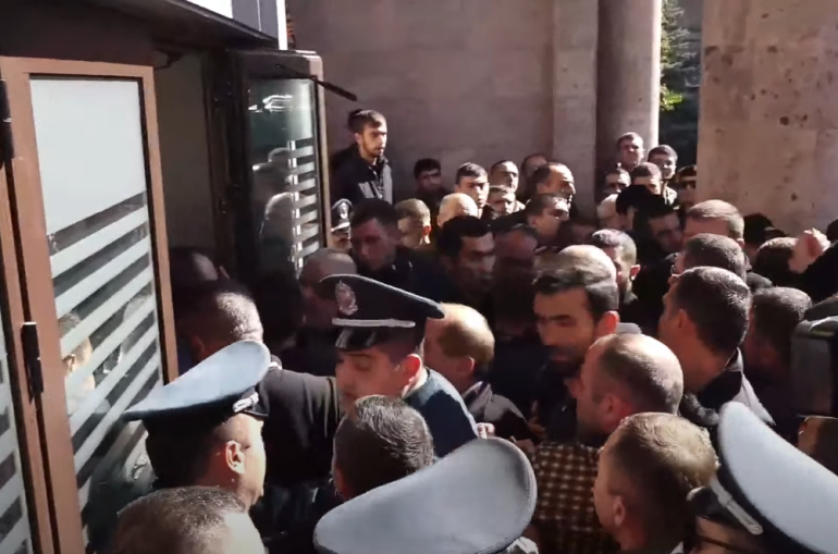 Տեսանյութ.Լարված իրավիճակ Երևանում Լեռնային Ղարաբաղի ներկայացուցչությունում, քաղաքացիները ներխուժել են շենք