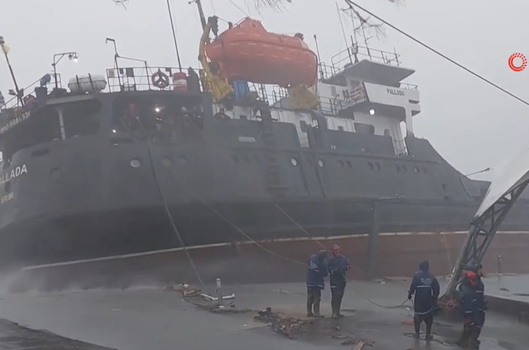 Տեսանյութ.Թուրքիայի սևծովյան ափերի մոտ փոթորիկը երկու մասի է բաժանել նավը