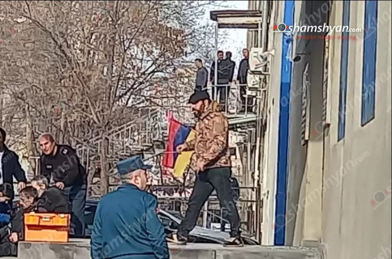 Տեսանյութ.Վնասազերծվել և բաժին է տեղափոխվել նռնակով զինված անձը