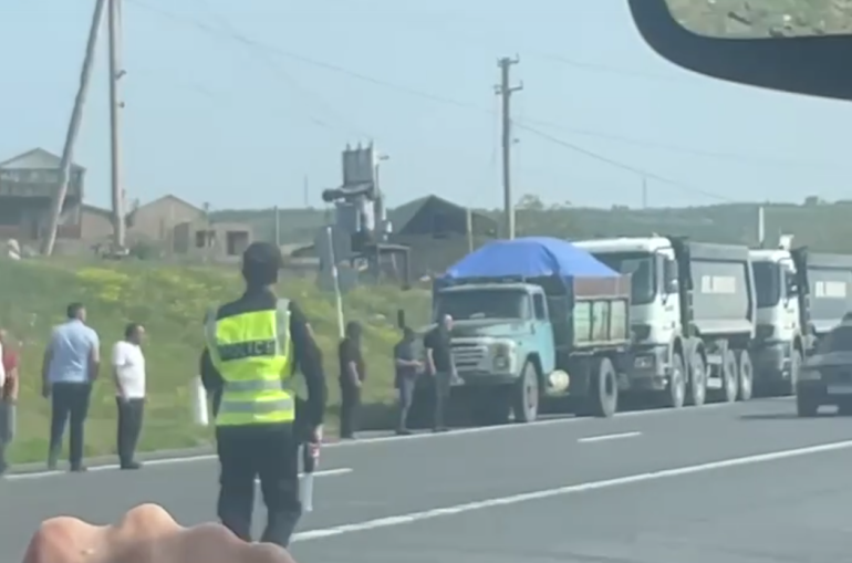 Տեսանյութ.Երևան-Սևան մայրուղու վրա պարեկները կանգնեցնում են բոլոր բեռնատարները՝ արգելելով մուտք գործել Երևան