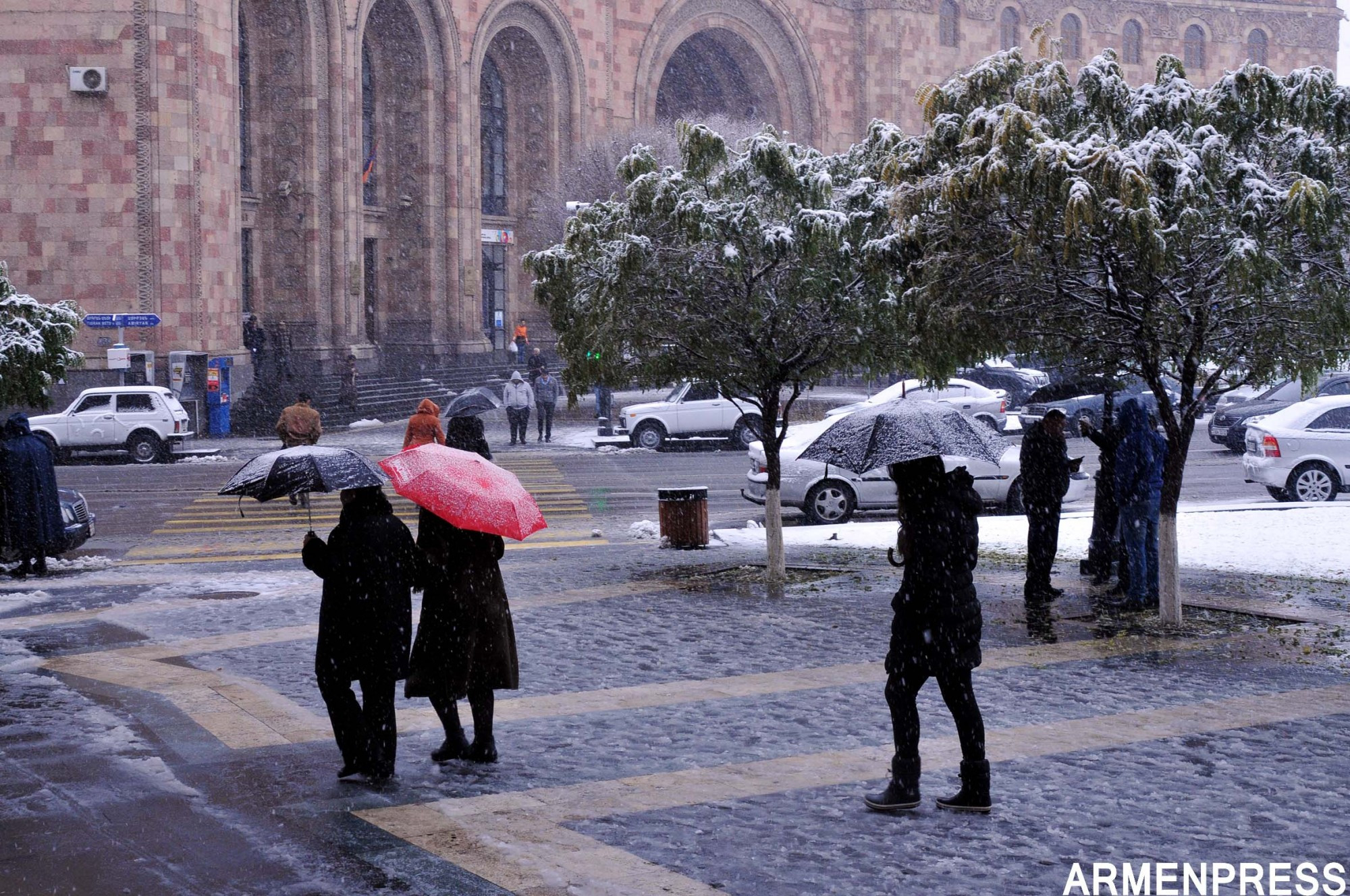 Иди ереван. Ереван зима. Ереван в январе. Дождь в Армении. Ереван в декабре.